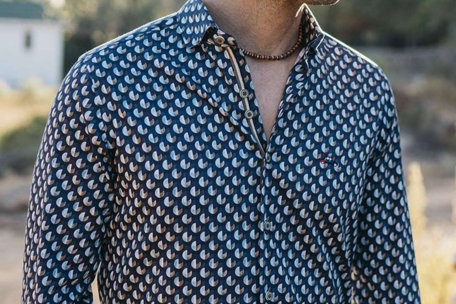 The Surfcar ofrece camisas estampadas de hombre