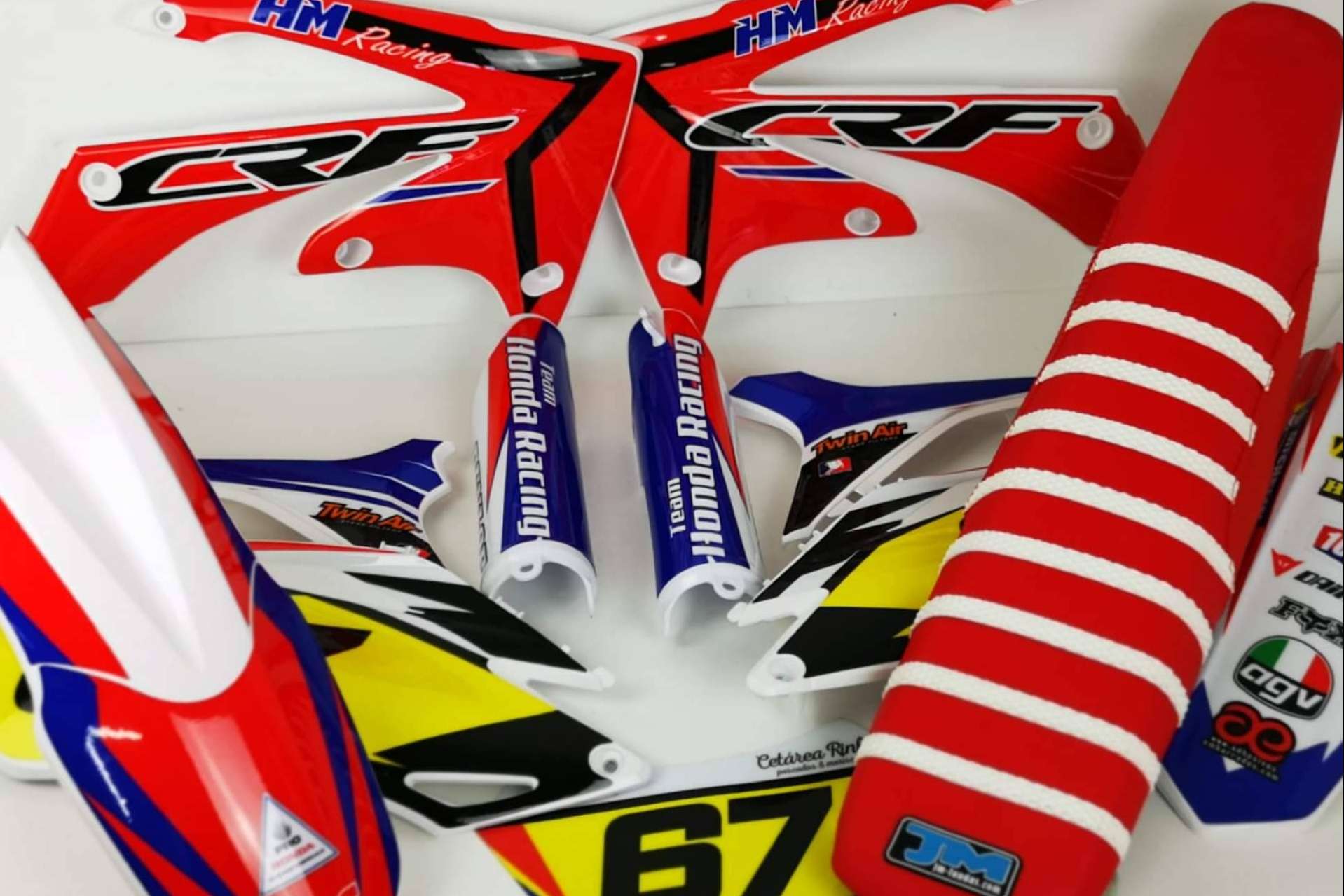 La tienda ADHESIVOSEMBARRADOS ofrece una amplia variedad de opciones en plásticos y adhesivos para motos de cross y enduro