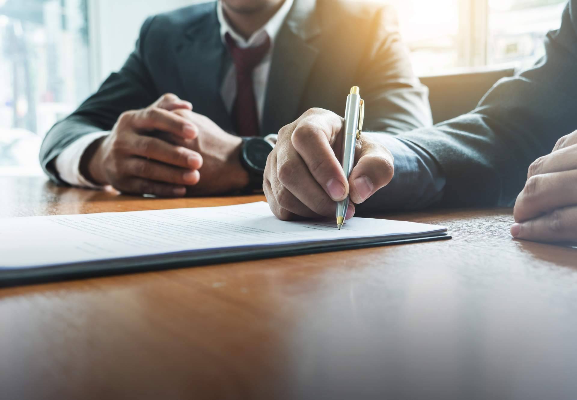 ¿Cuáles son las diferencias entre una condición suspensiva y una condición resolutoria en un contrato?, con Bazán Abogados