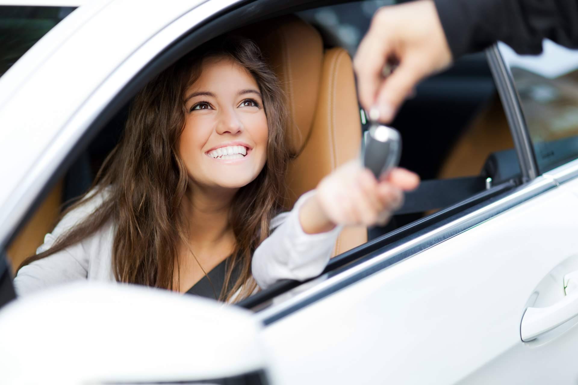 Disfrutar coches de estreno, con la opción de renting de coches de Renting Car Fácil