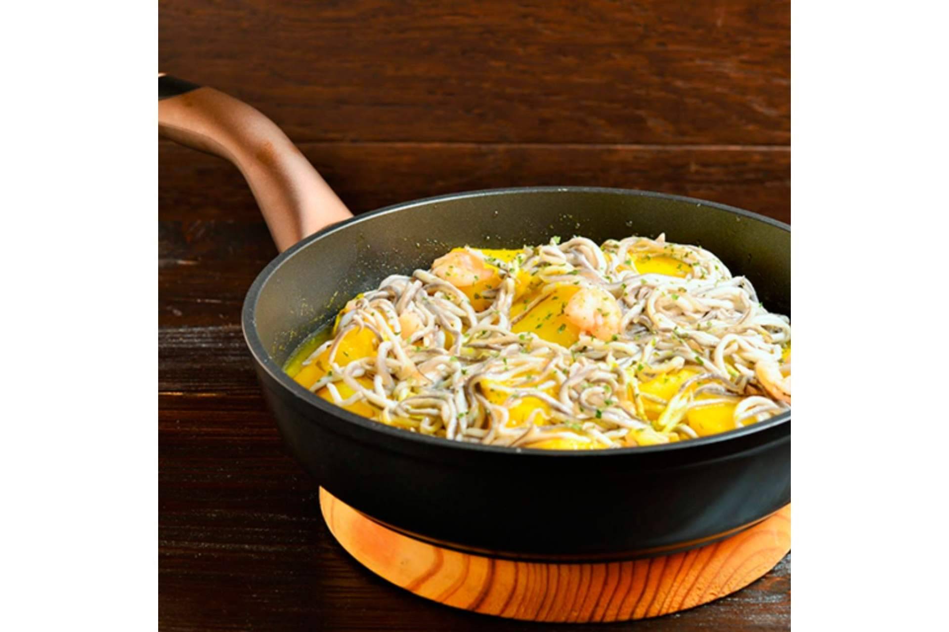 Preparar patatas guisadas con gulas y gambas, con el aceite de oliva de Olipaterna