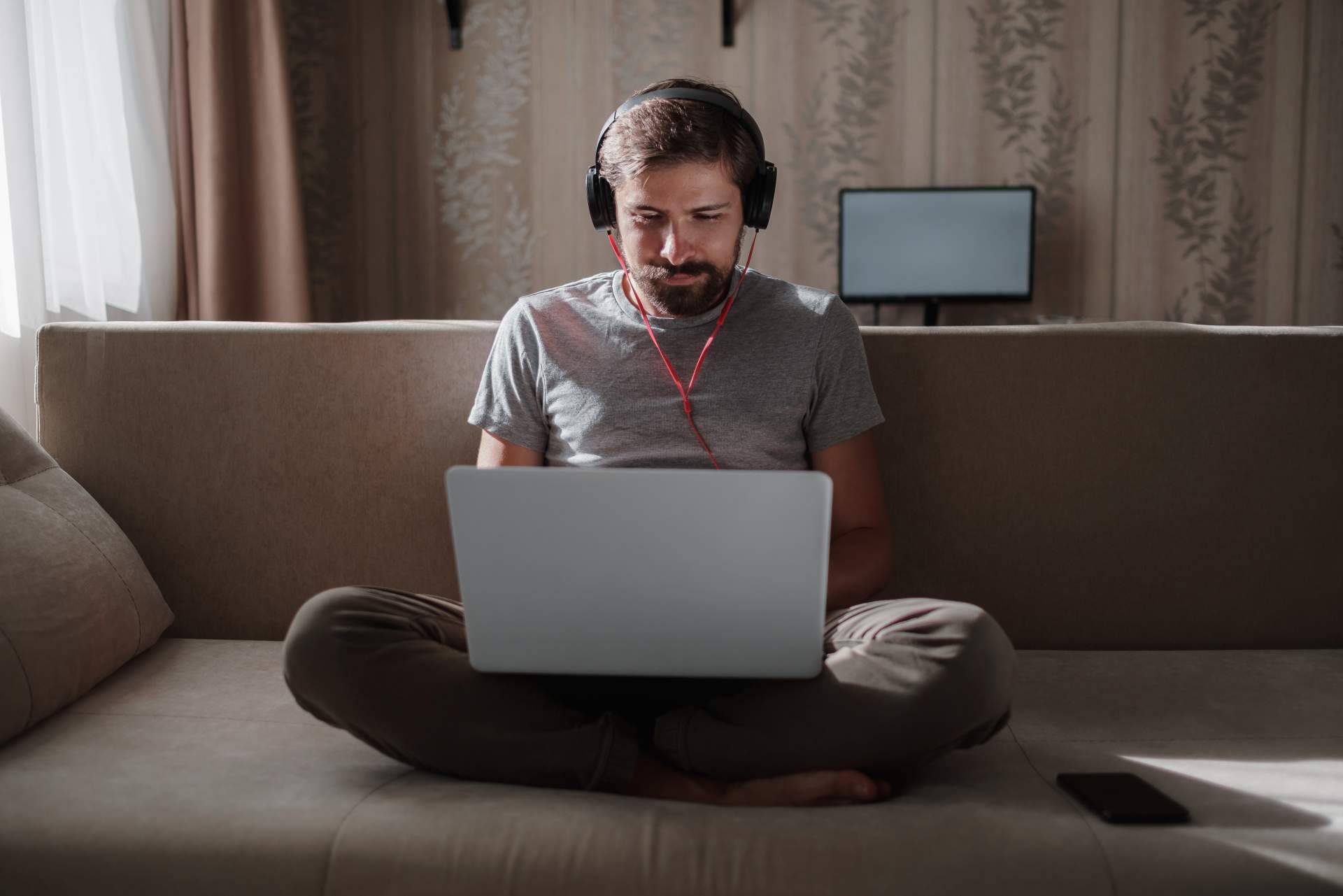 Conectar con potenciales clientes y vender fácilmente cursos online con las pautas y herramientas digitales de Funnelquik