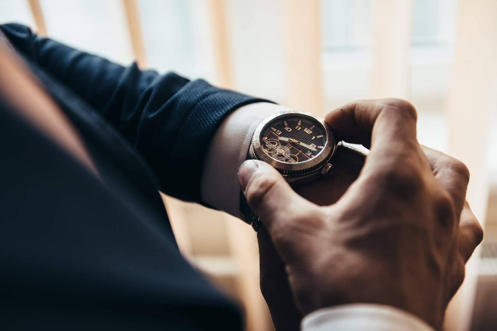 Bonhill indica cómo vender relojes a un precio justo