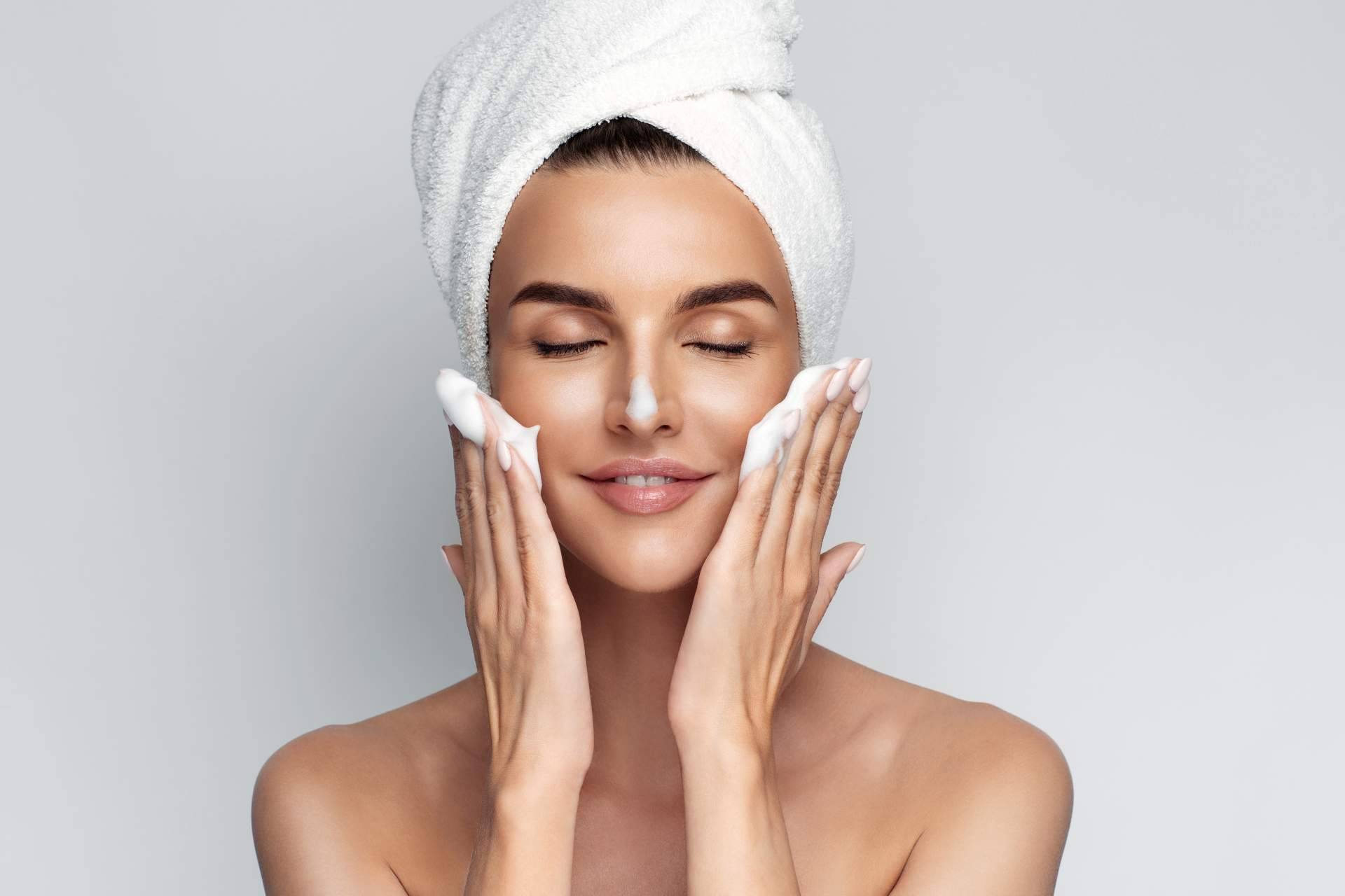 Doble limpieza facial, por qué, cuándo y con qué productos realizarla