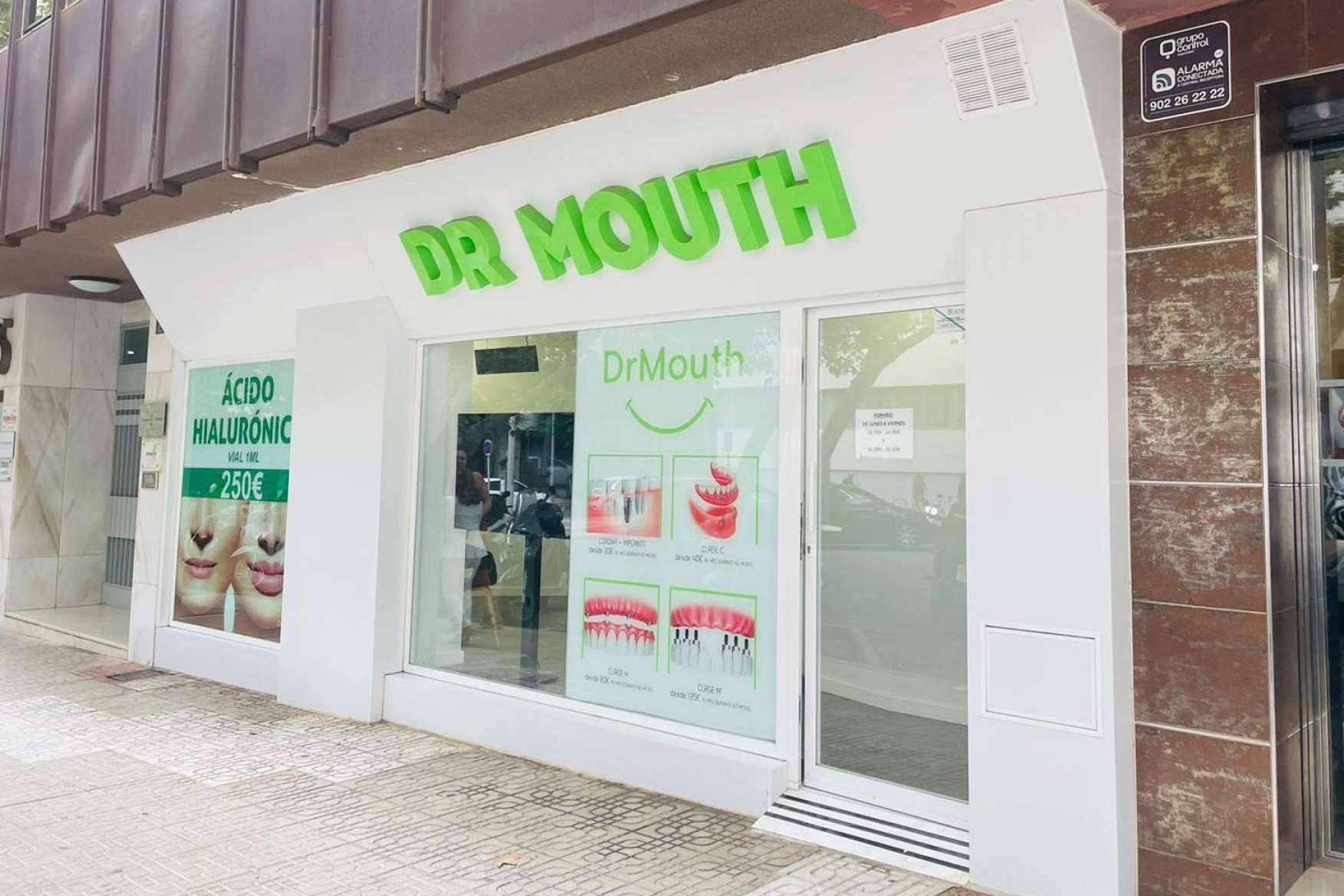 Ayudas para implantes dentales con la clínica DrMouth