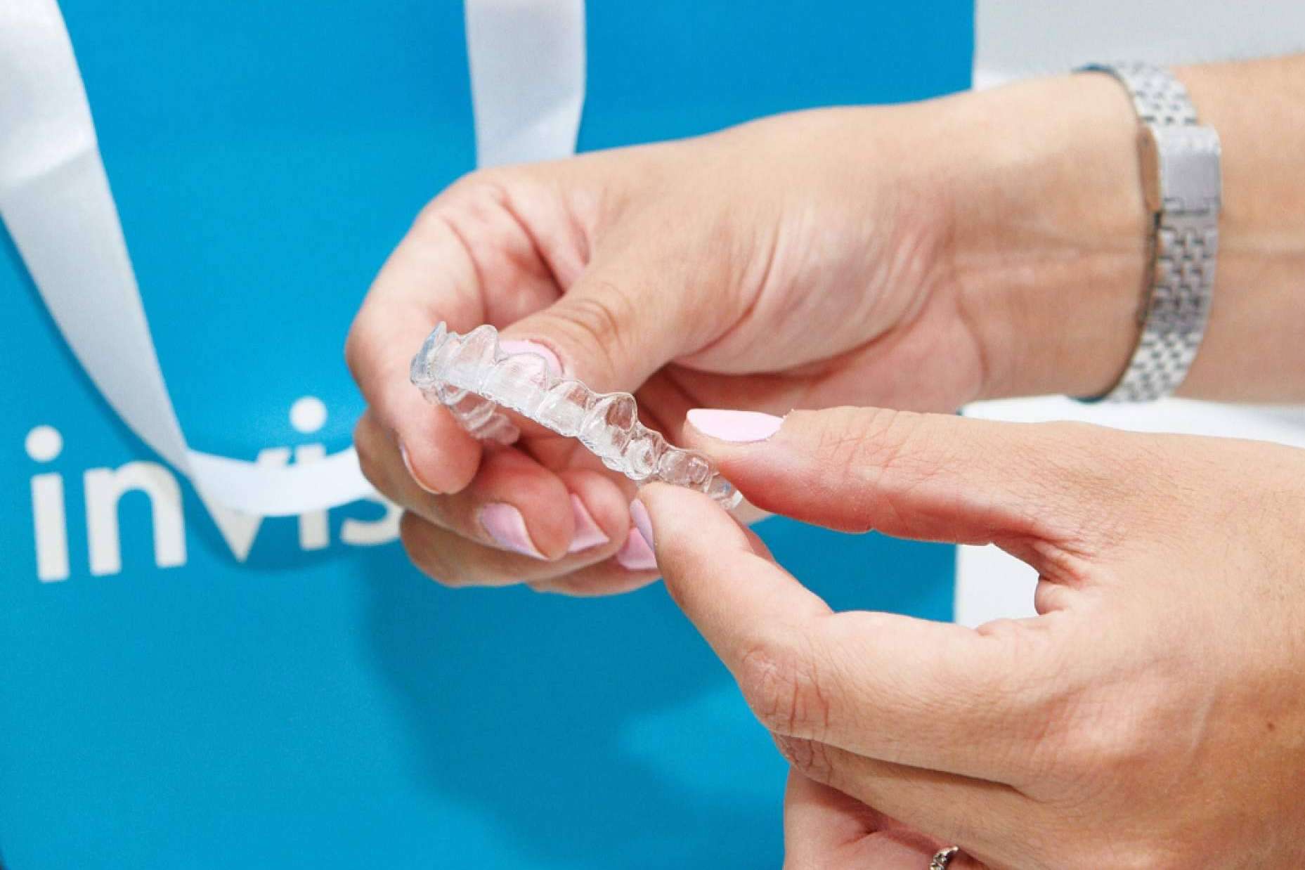 Clínica Dental Ruiz de Gopegui ofrece un precio especial para los pacientes que quieran la ortodoncia invisible Invisalign