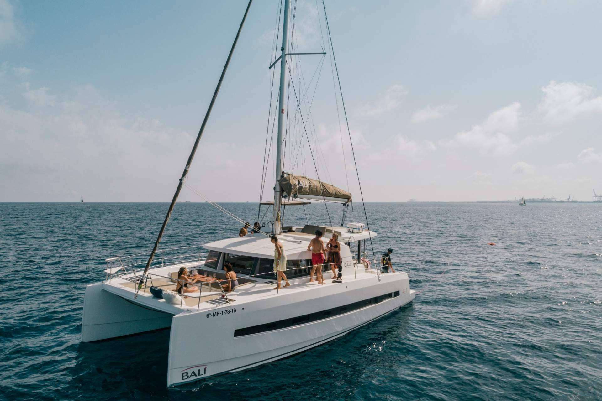 Disfrutar de un catamarán privado en Barcelona gracias a Sondevela