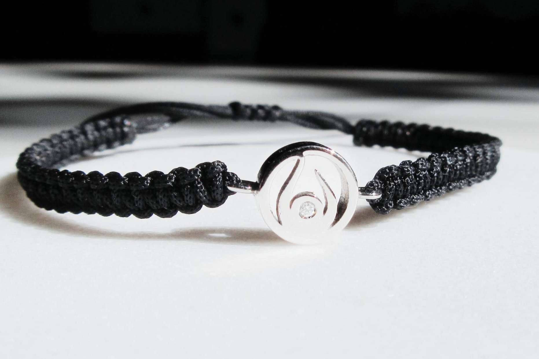 La unión de Mimoke Ethical Jewelry y Acción contra el Hambre para lanzar AQUA, la pulsera solidaria, cuya venta apoyará a comunidades sin acceso a agua potable