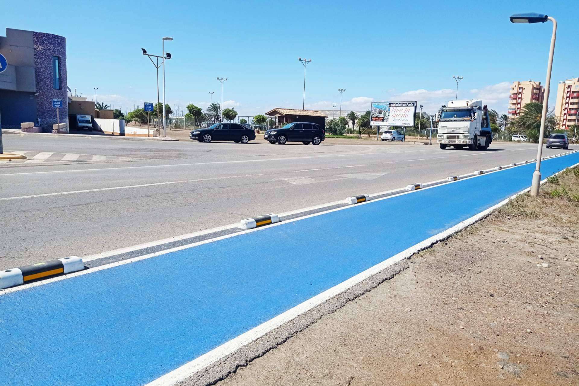 Suministro de carril bici fotoluminiscente para obra en Cartagena por la compañía Abadecom