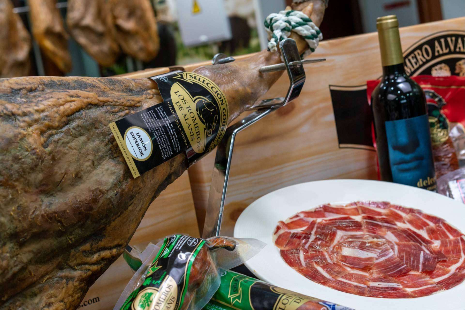 Los Romeros de Alanís ofrecen jamón ibérico y paleta de bellota