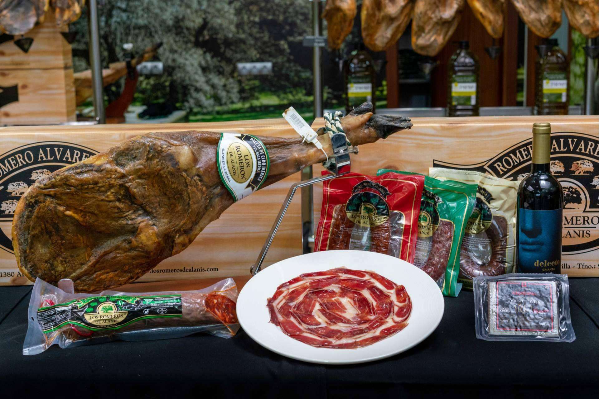 Diversas opciones en cestas y regalos de Navidad, por Los Romeros de Alanís