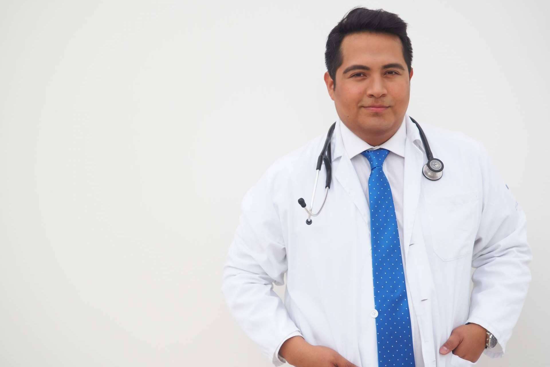 El doctor Espinosa Custodio y los beneficios de la técnica FUE-DHI