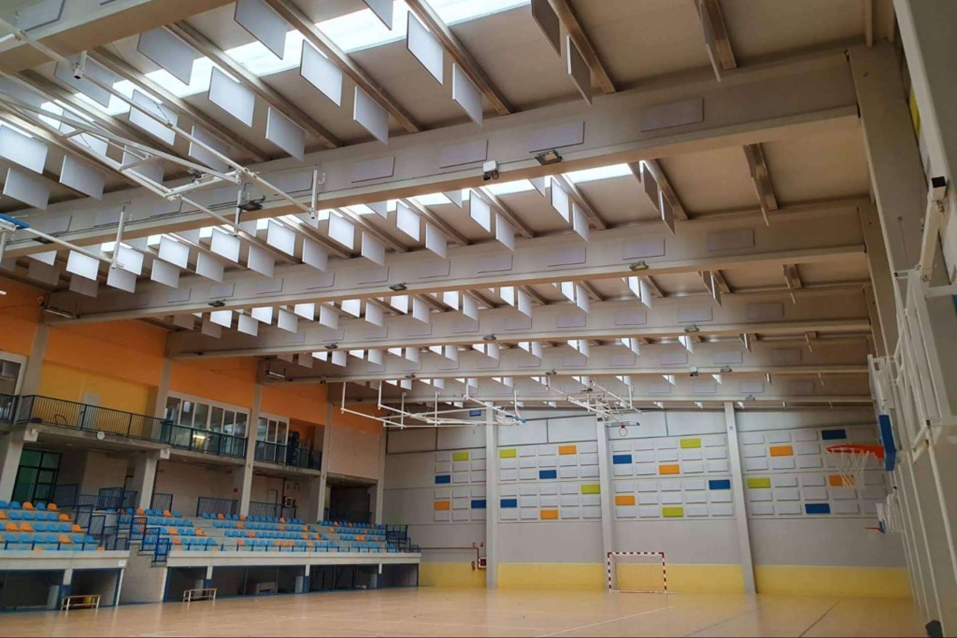 La relevancia de la mejora acústica en pabellones y espacios deportivos