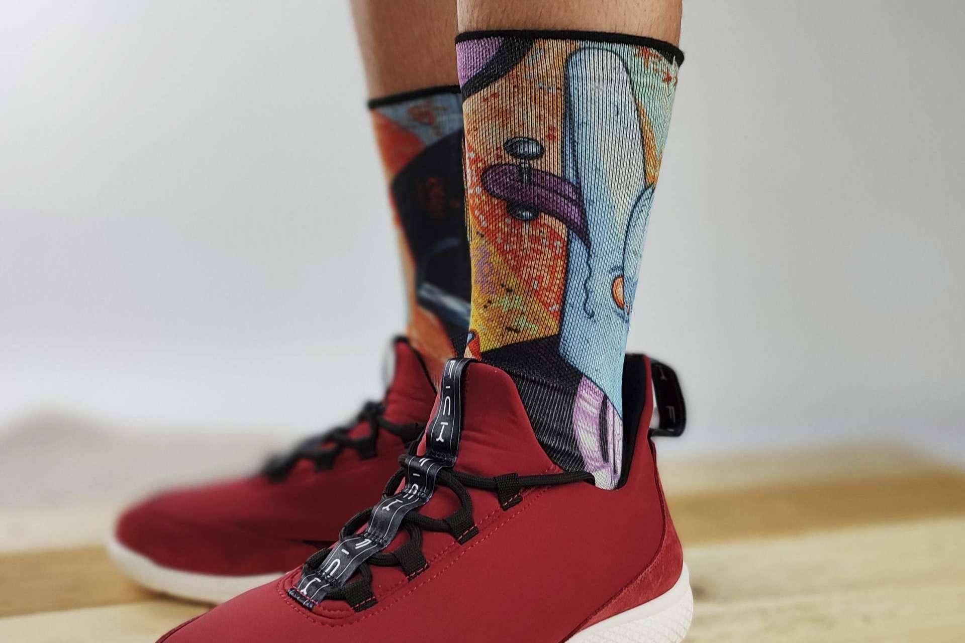 Entrevista a los fundadores de Isokisi, la marca de calcetines originales que combina moda y arte