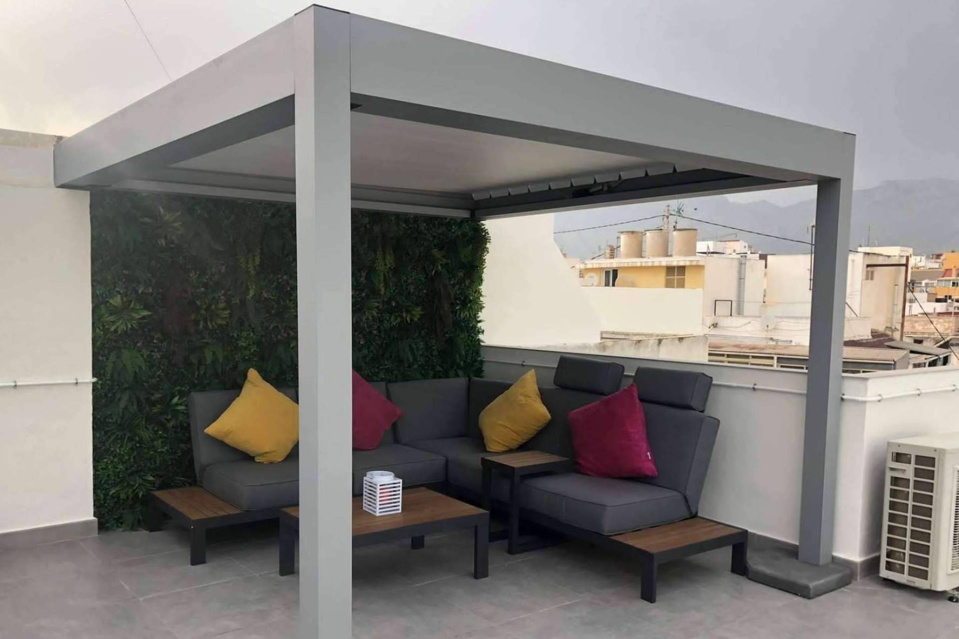 Proteger la terraza de la lluvia, la humedad y el frío para seguir dándole uso, con Pergorain