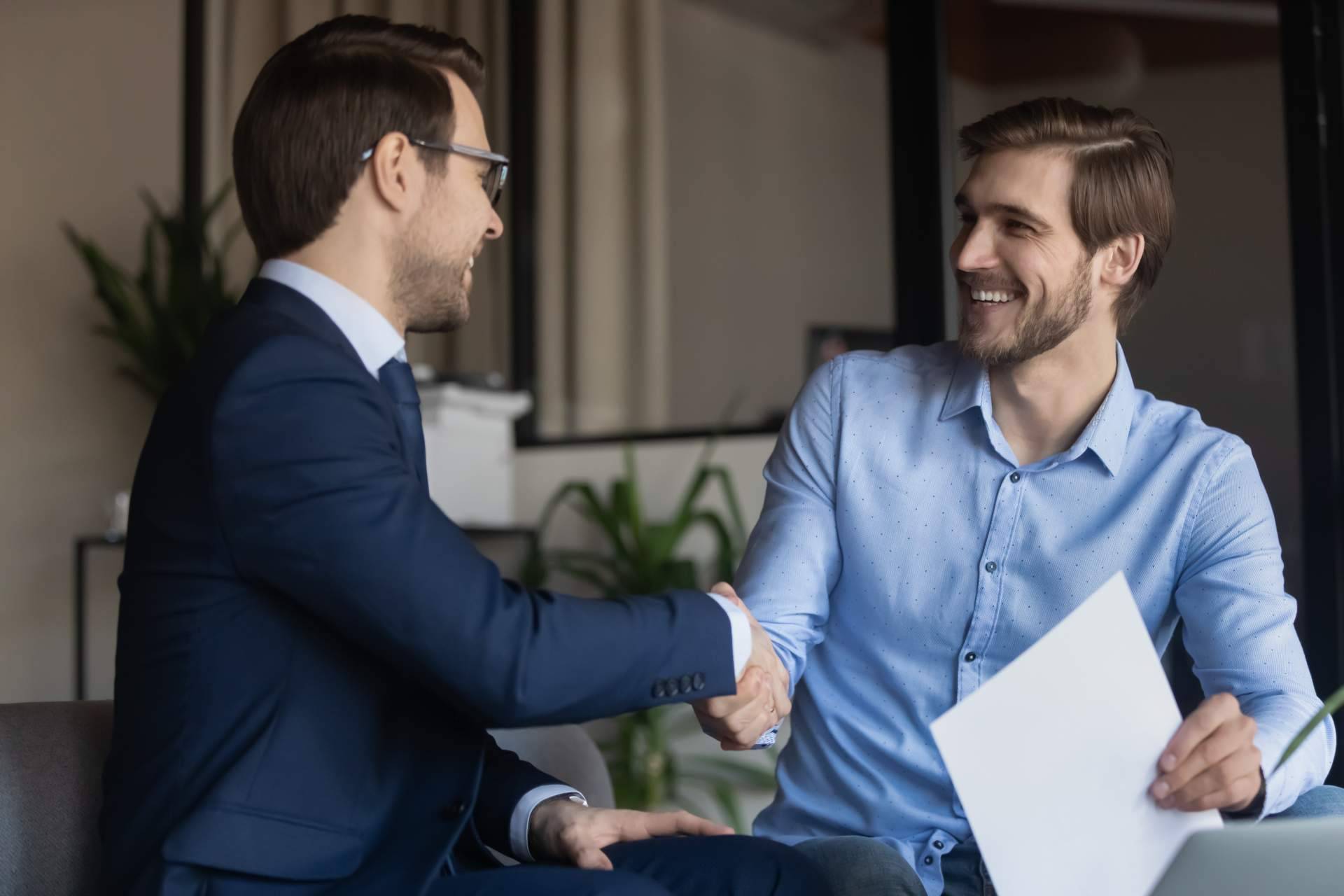 NOVI mentor club expone algunos aspectos que considerar al contratar comerciales autónomos