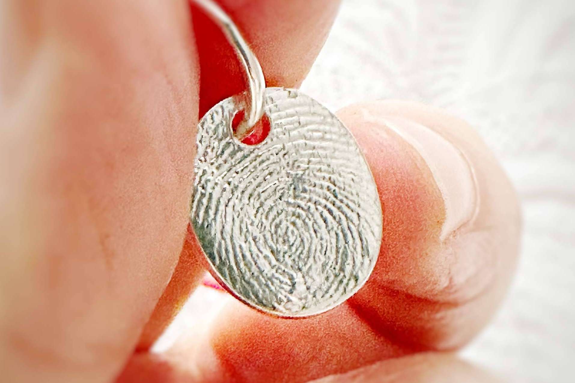 Dar un significado a los colgantes con el grabado de las huellas dactilares, con la marca de joyas Dejando Huellas