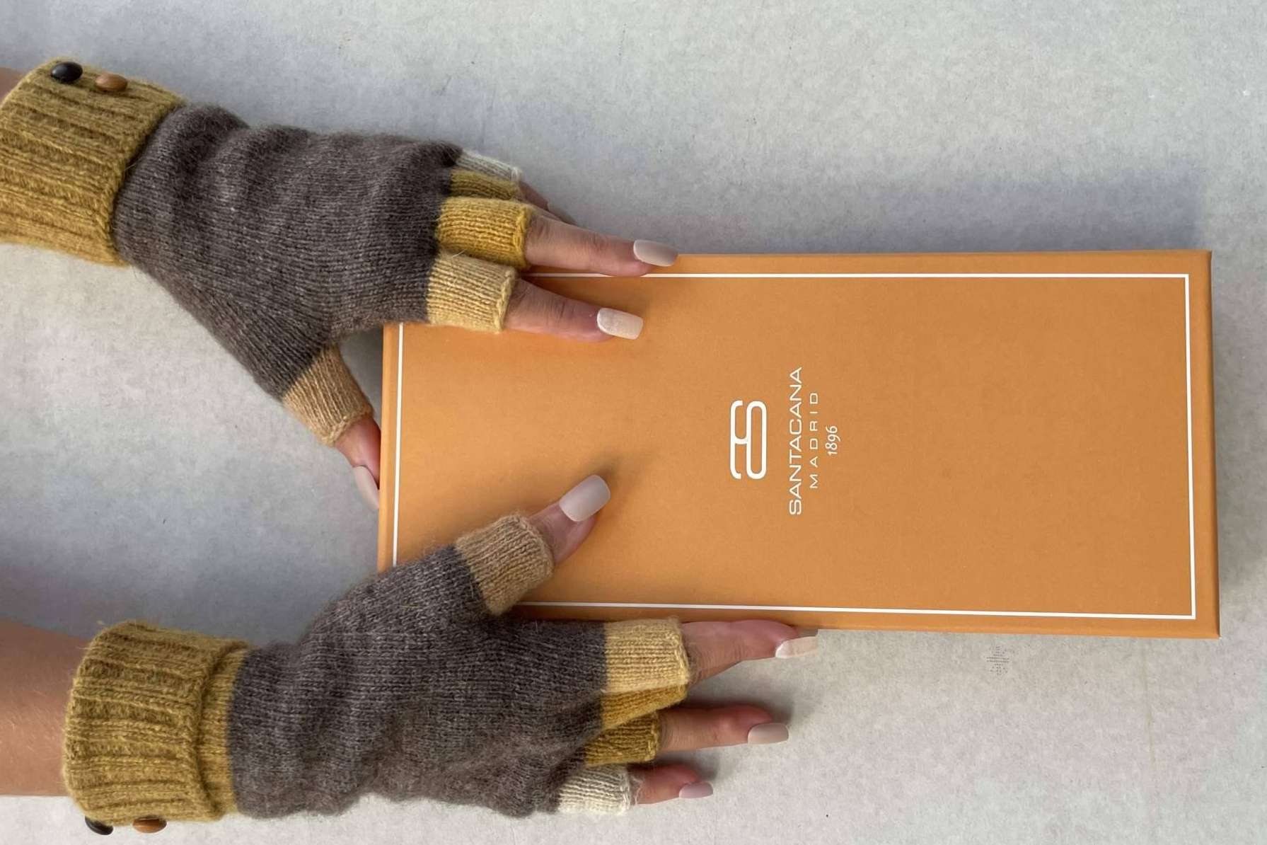 Regalos con los que acertar esta navidad, los guantes y complementos de Santacana