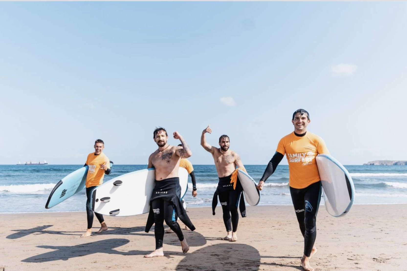 Los vuelos a Salinas permiten a los amantes del surf disfrutar de todo lo que ofrece Family Surfers - Surfcamp Las Dunas