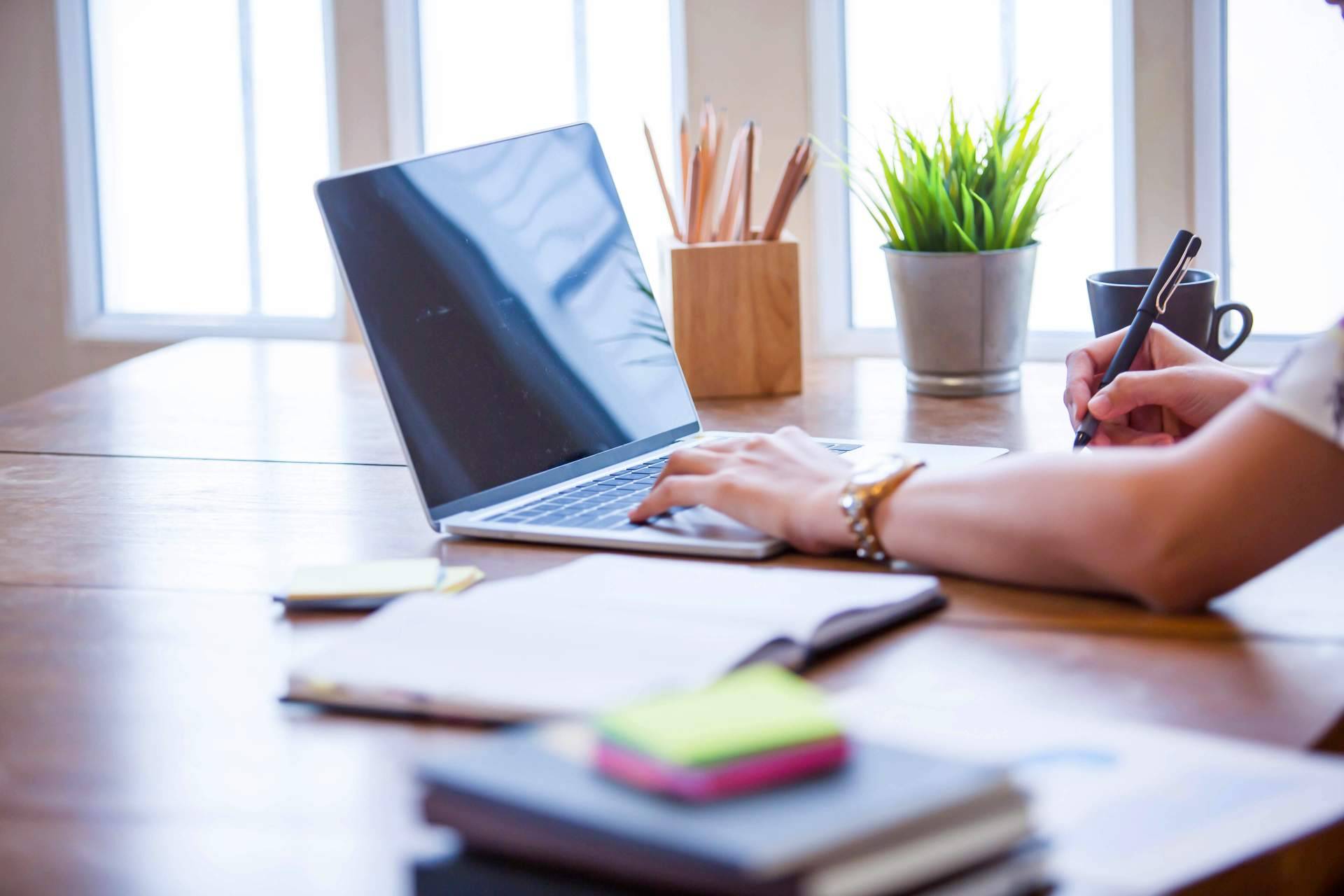Portátiles y PCs destinados a estudiantes, teletrabajo, empresas y oficinas de gama profesional