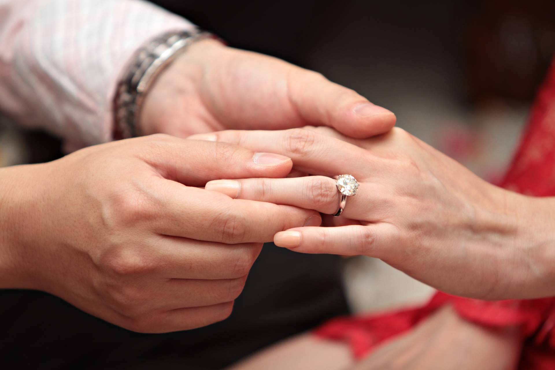 ¿Cómo sorprender a las futuras prometidas con un anillo de compromiso personalizado y único? Staring