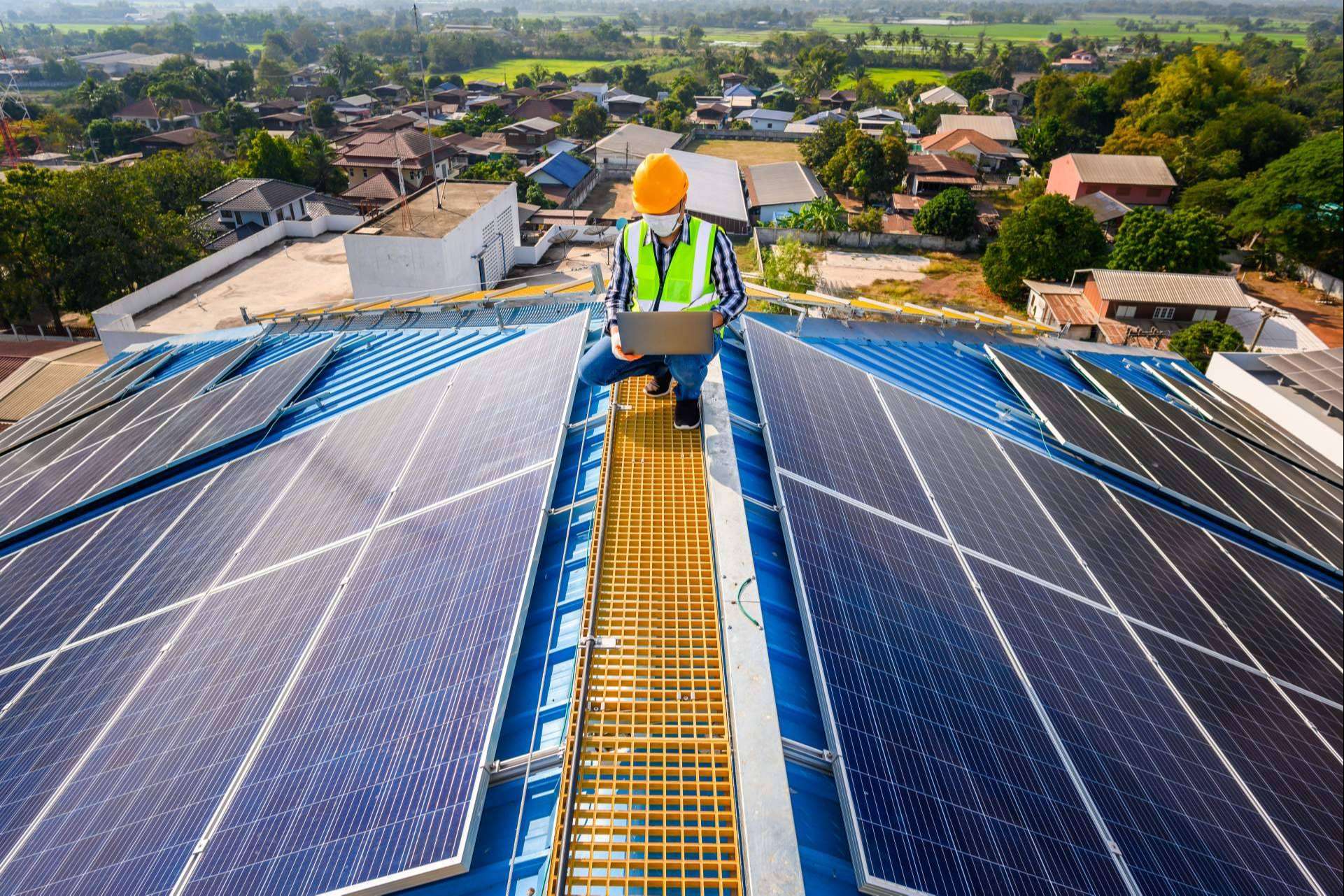 Los servicios de Elica Ingenieros para la instalación de puntos de recarga de vehículos y placas solares