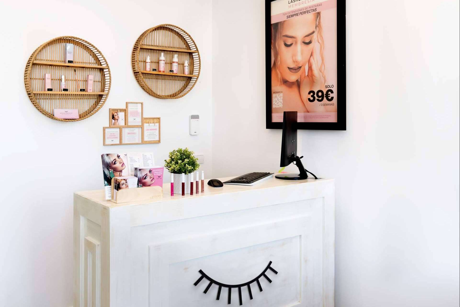 La aplicación de extensiones de pestañas es el servicio que ha convertido a Lashes & Go en una de las principales franquicias del país