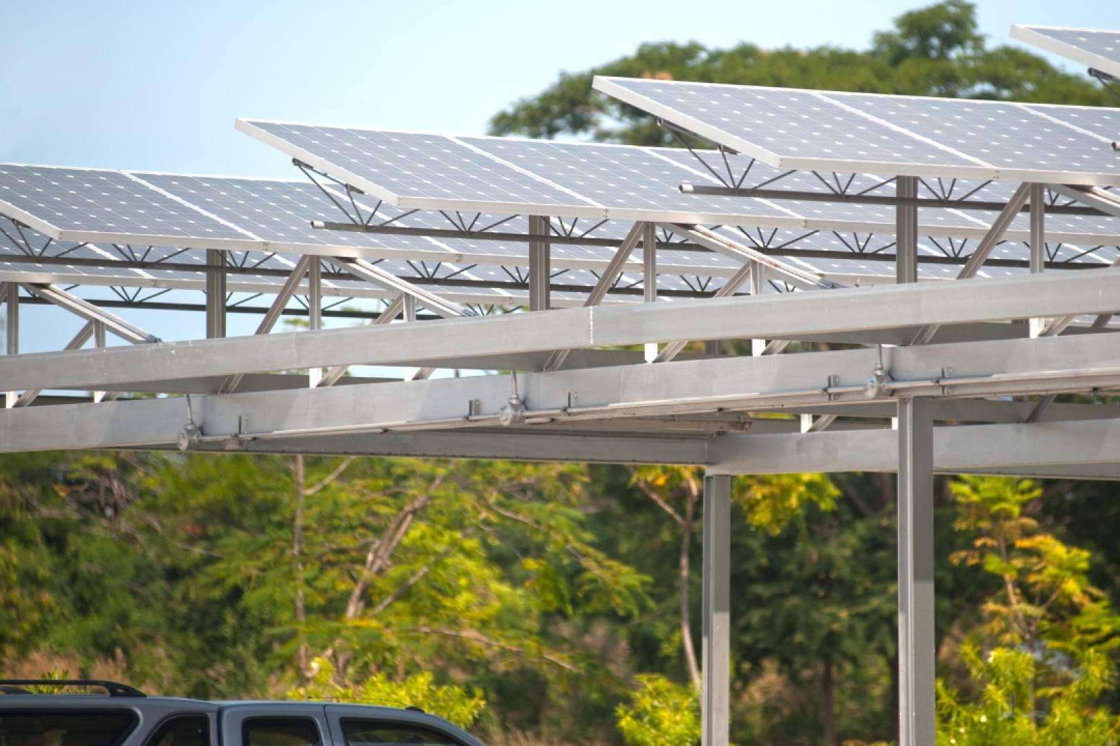 Todos los aparcamientos de Francia tendrán que instalar placas solares. Lo explica Vatios Verdes.