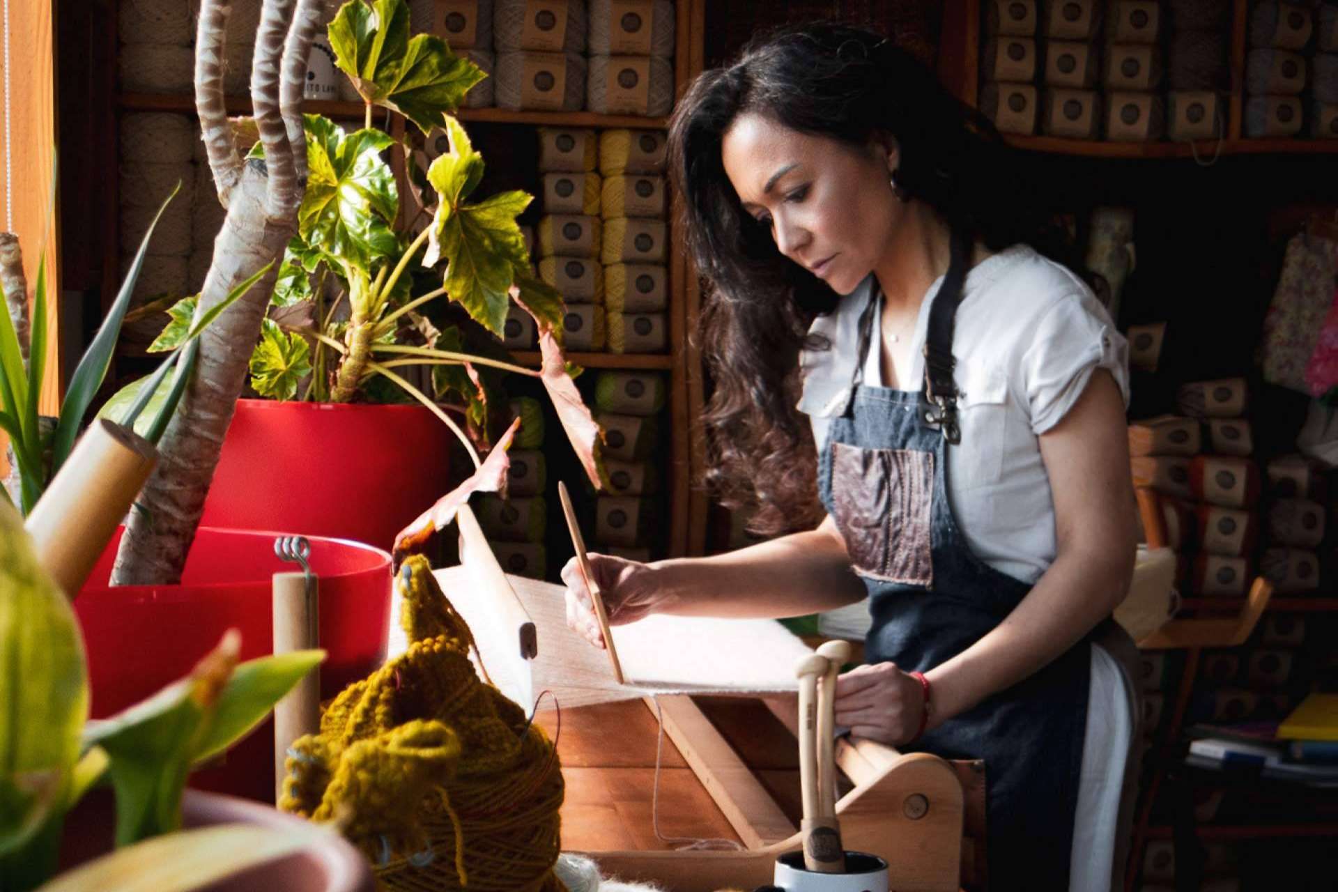 La artista textil, Claudia Wool, se muda desde la Patagonia a España para la creación de tapices inspirados en el Mediterráneo