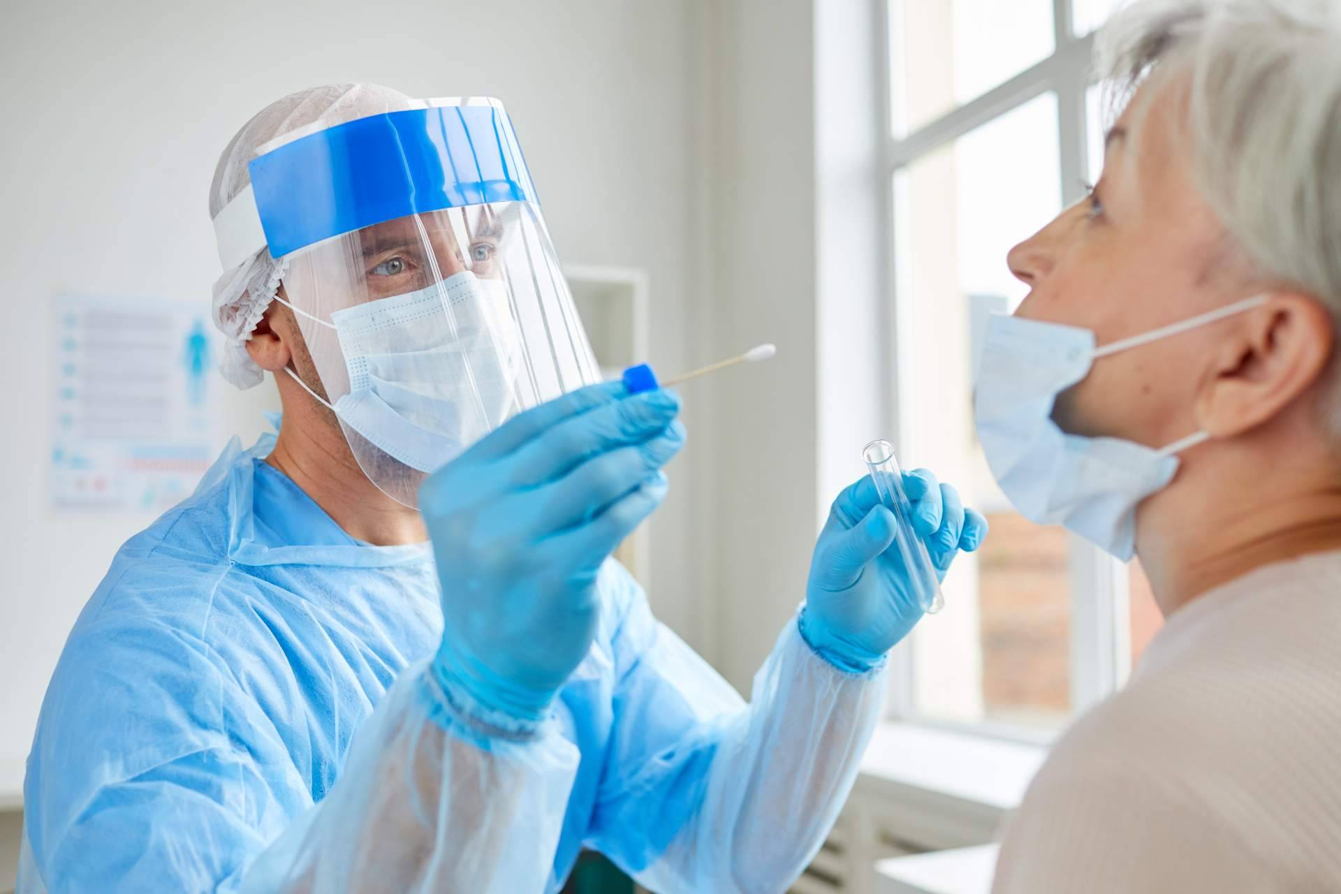 Realizar un test covid Madrid para estar tranquilo en las comidas y cenas con familiares, gracias a Centro Médico Bravo