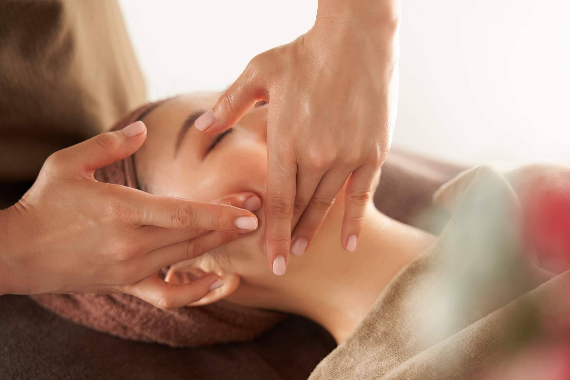Cuáles son los beneficios del kobido, un masaje facial japonés, en Novi Terapias