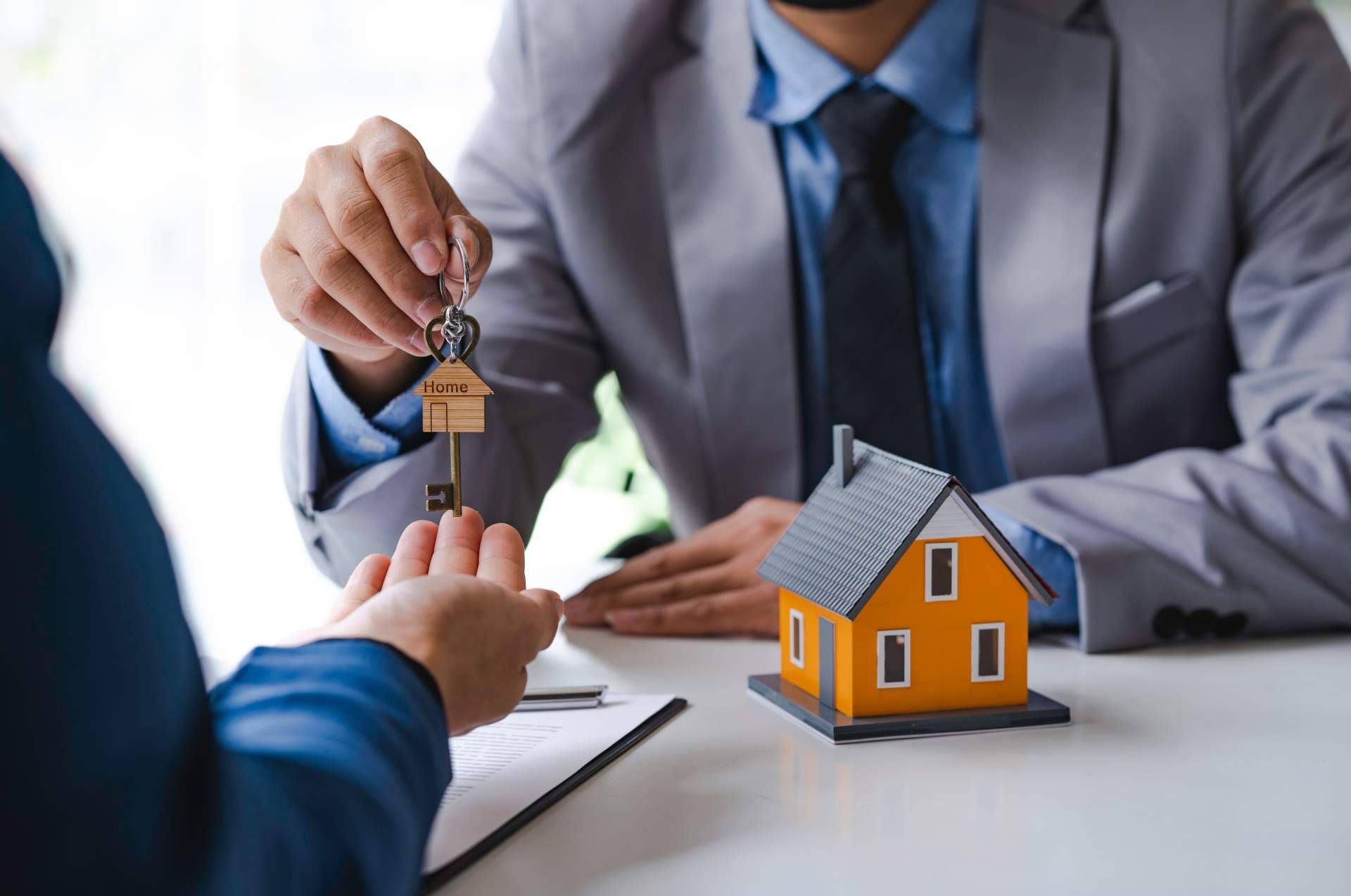 Formarse en Surge como bróker inmobiliario, la nueva figura que arrasa en España