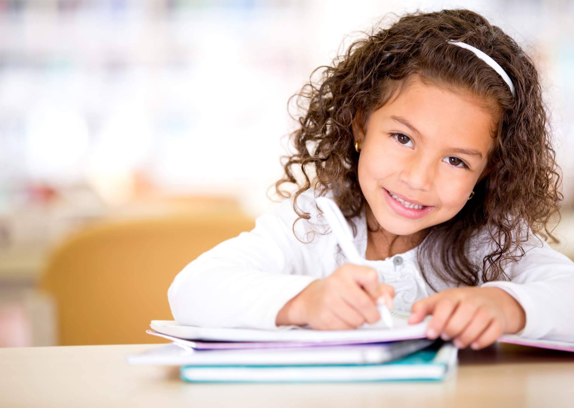 Ayudar a los niños a leer, escribir y deletrear con el juego de palabras para desarrollar habilidades de Deletreados