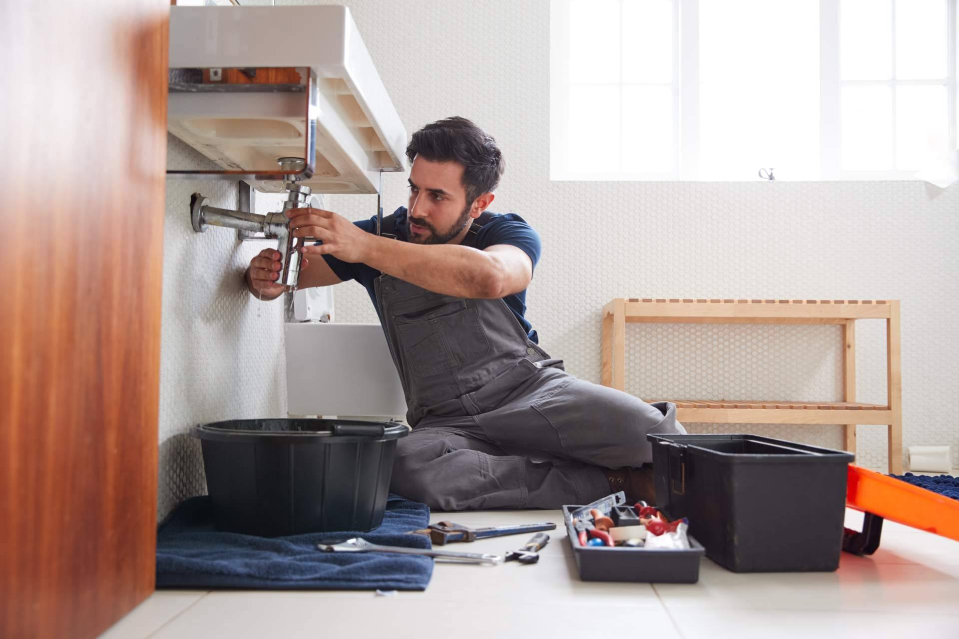 Fontaneros de urgencia en Benidorm y Marbella con la calidad de Repairs4You