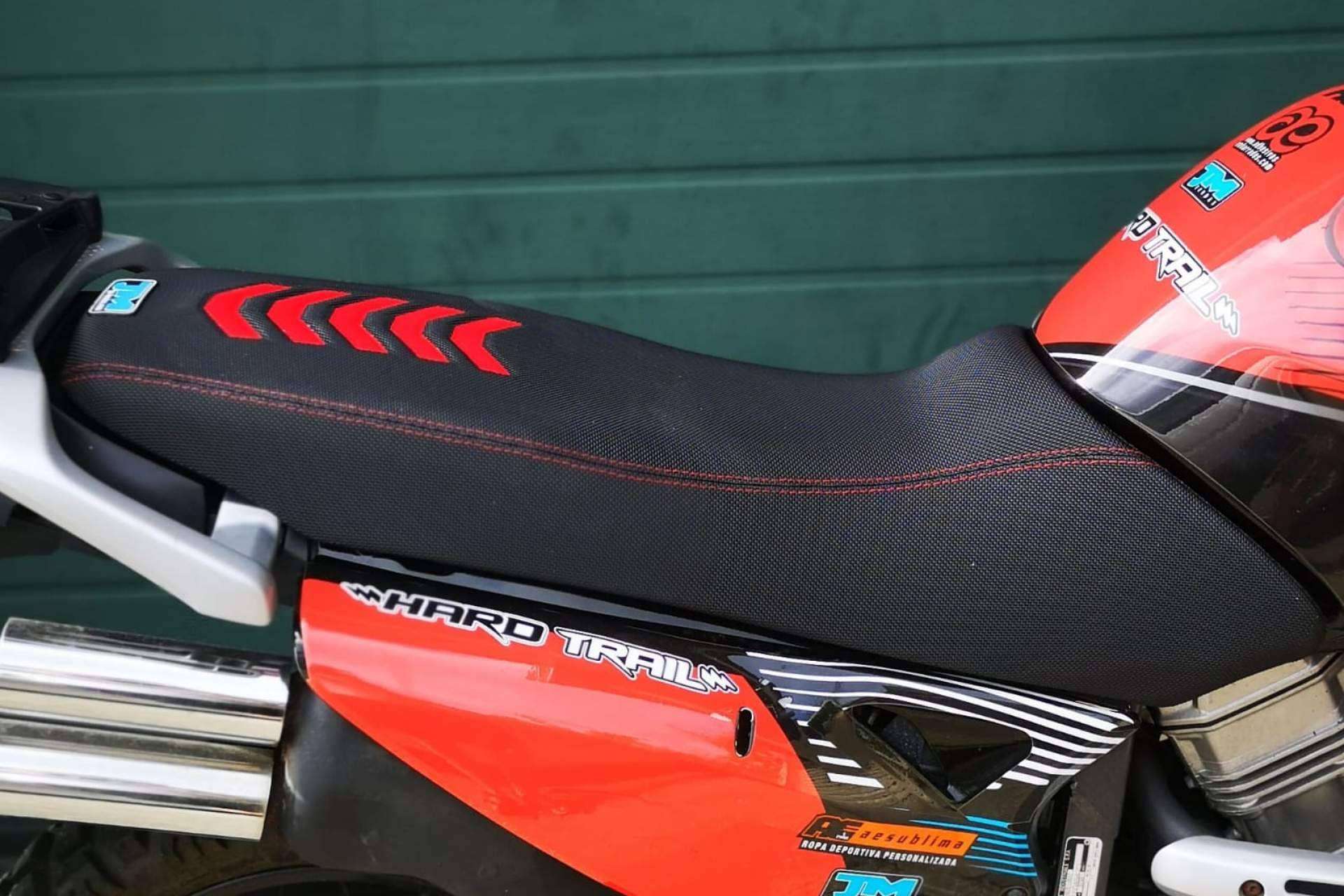 Tapizado de los asientos de moto con JM-FUNDAS