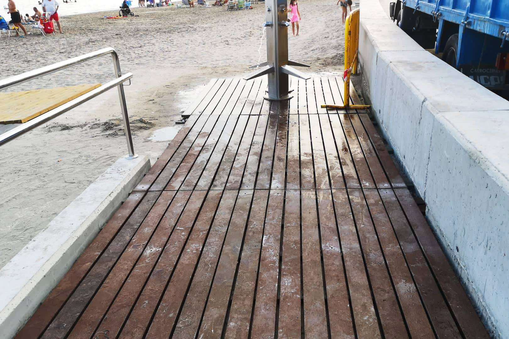 Suministro e instalación de pasarelas de playa de plástico reciclado por Abadecom