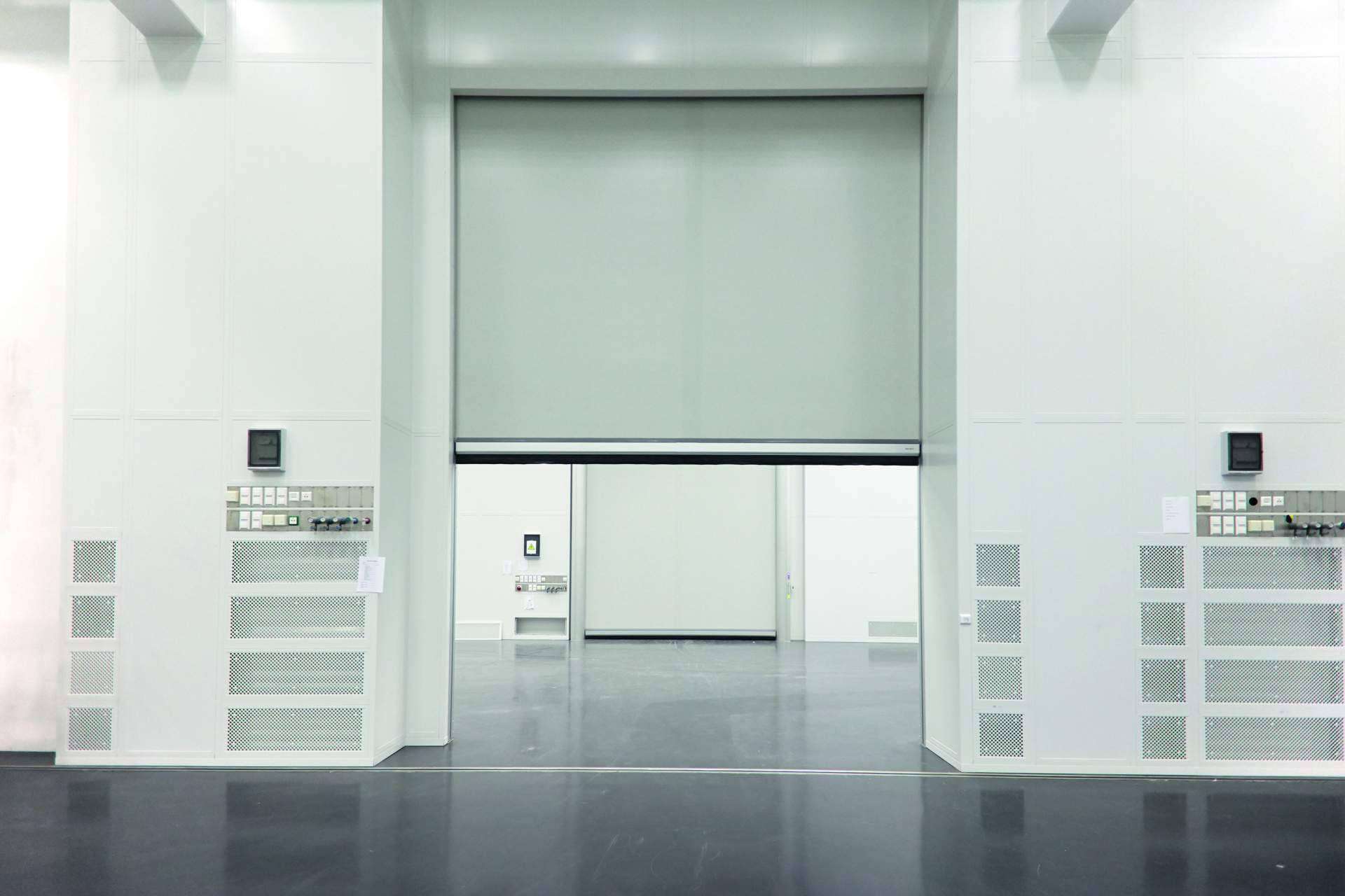 Puertas rápidas para salas limpias que ofrece ASSA ABLOY