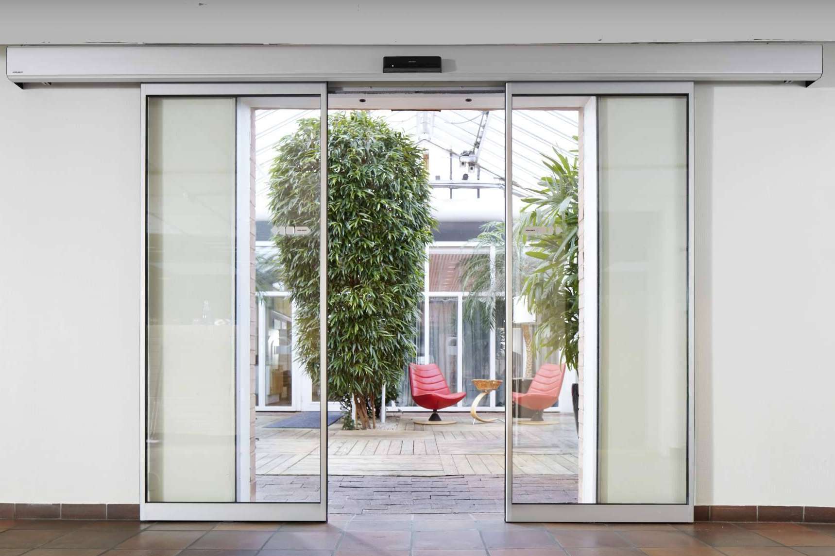 ASSA ABLOY, el catálogo de puertas automáticas peatonales