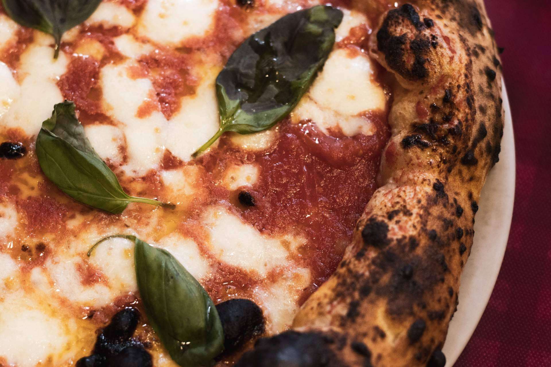 Disfrutar de la original pizza napolitana en el restaurante Spaccanapoli Barcelona