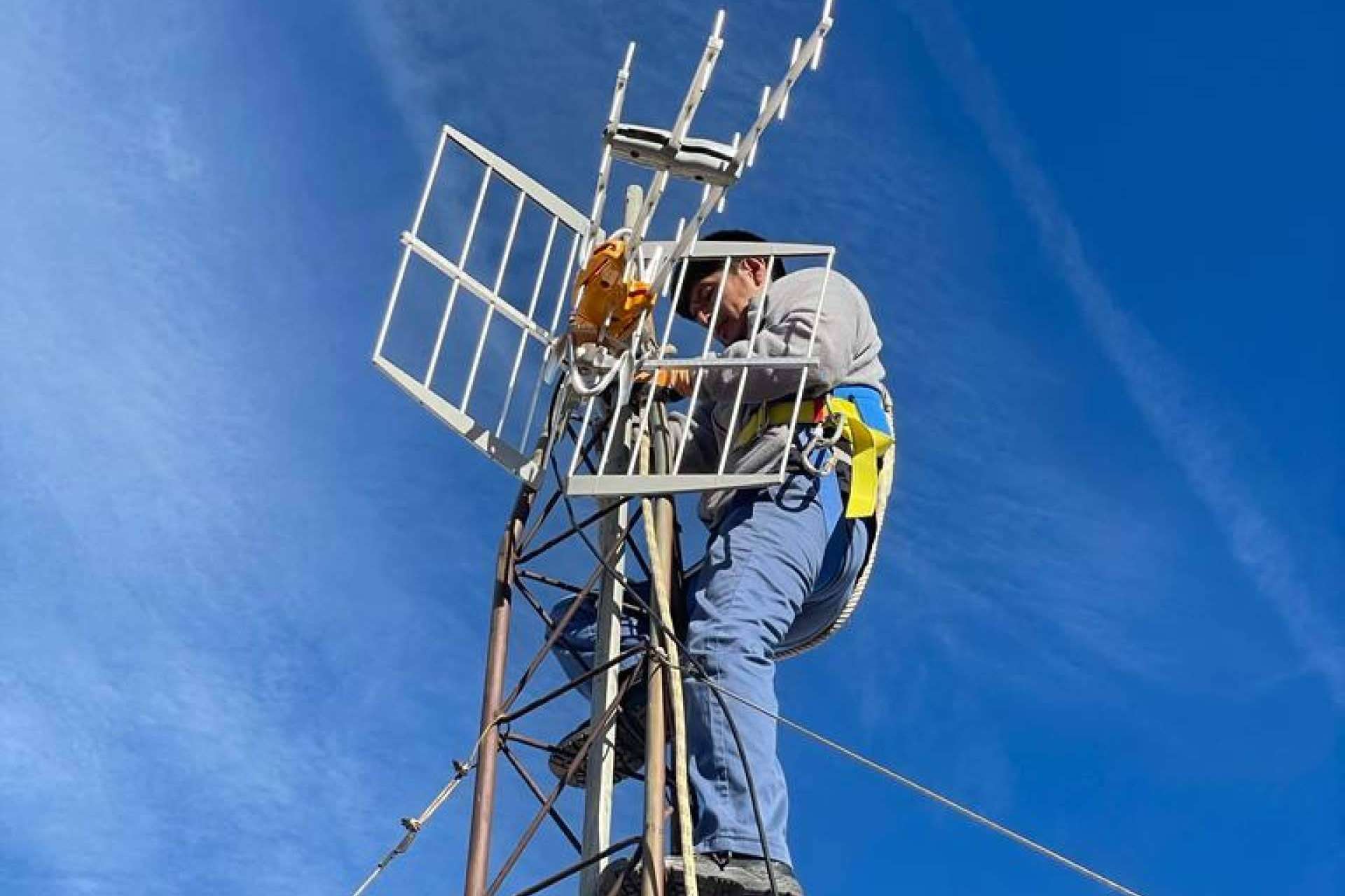 Ampliación de señal de teléfono móvil con los antenistas Valencia de Savelec