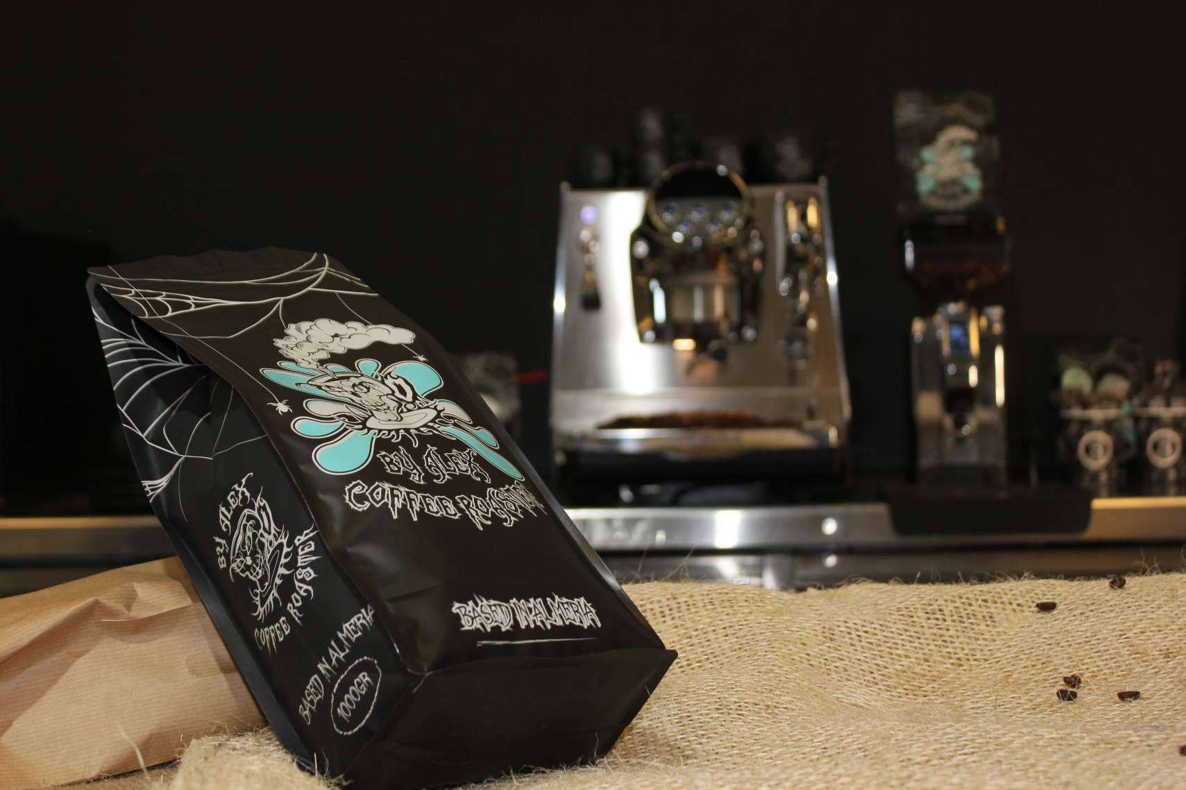 By Alex Coffee se puede encontrar en la hostelería y en el súper como café de especialidad