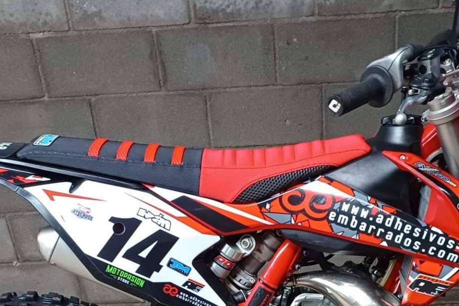 ADHESIVOSEMBARRADOS enumera los beneficios de las fundas de asiento para la moto