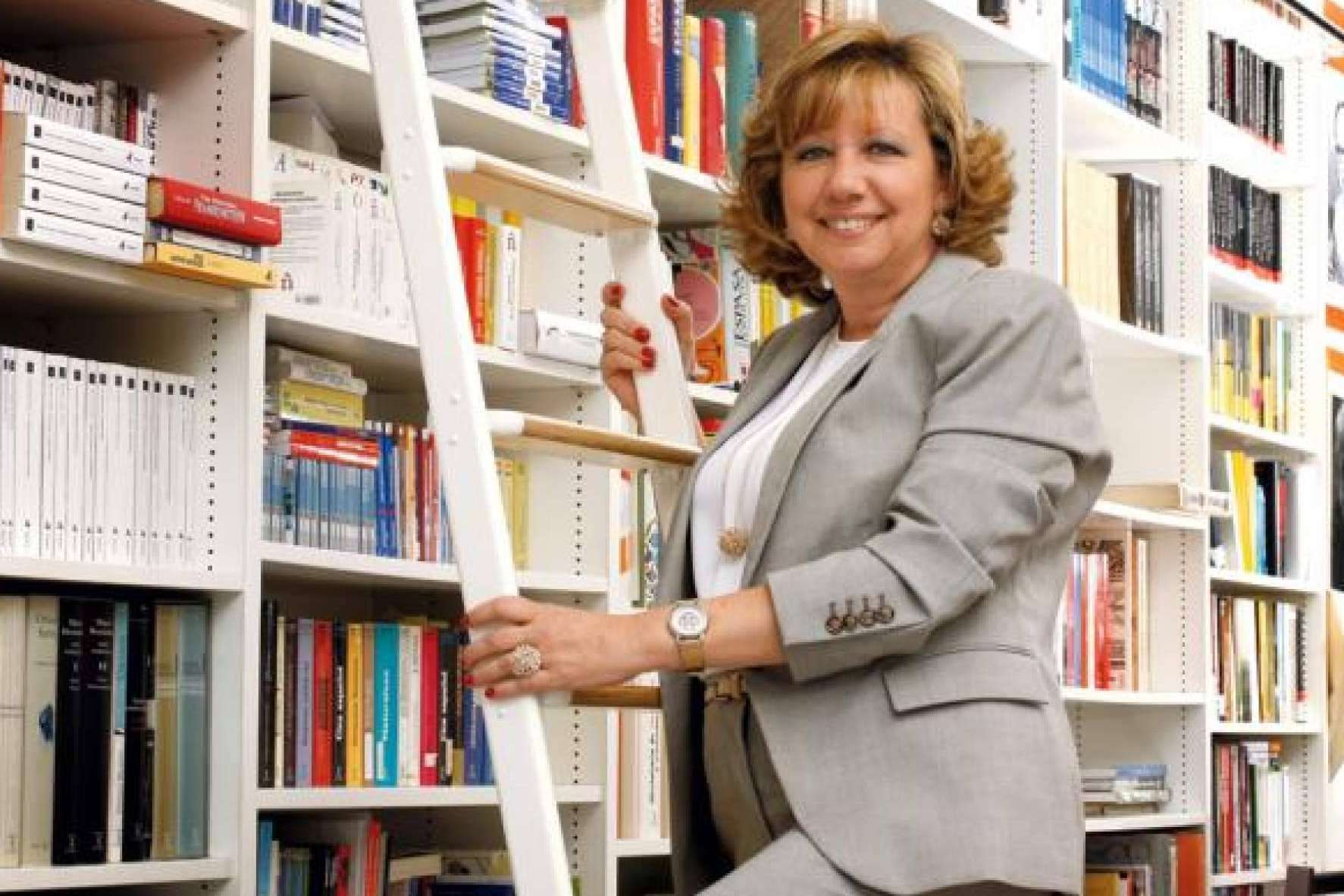 ‘Los presidentes en zapatillas y sus primeras damas’, publicado por la secretaria de los cinco primeros presidentes de la democracia y Círculo Rojo