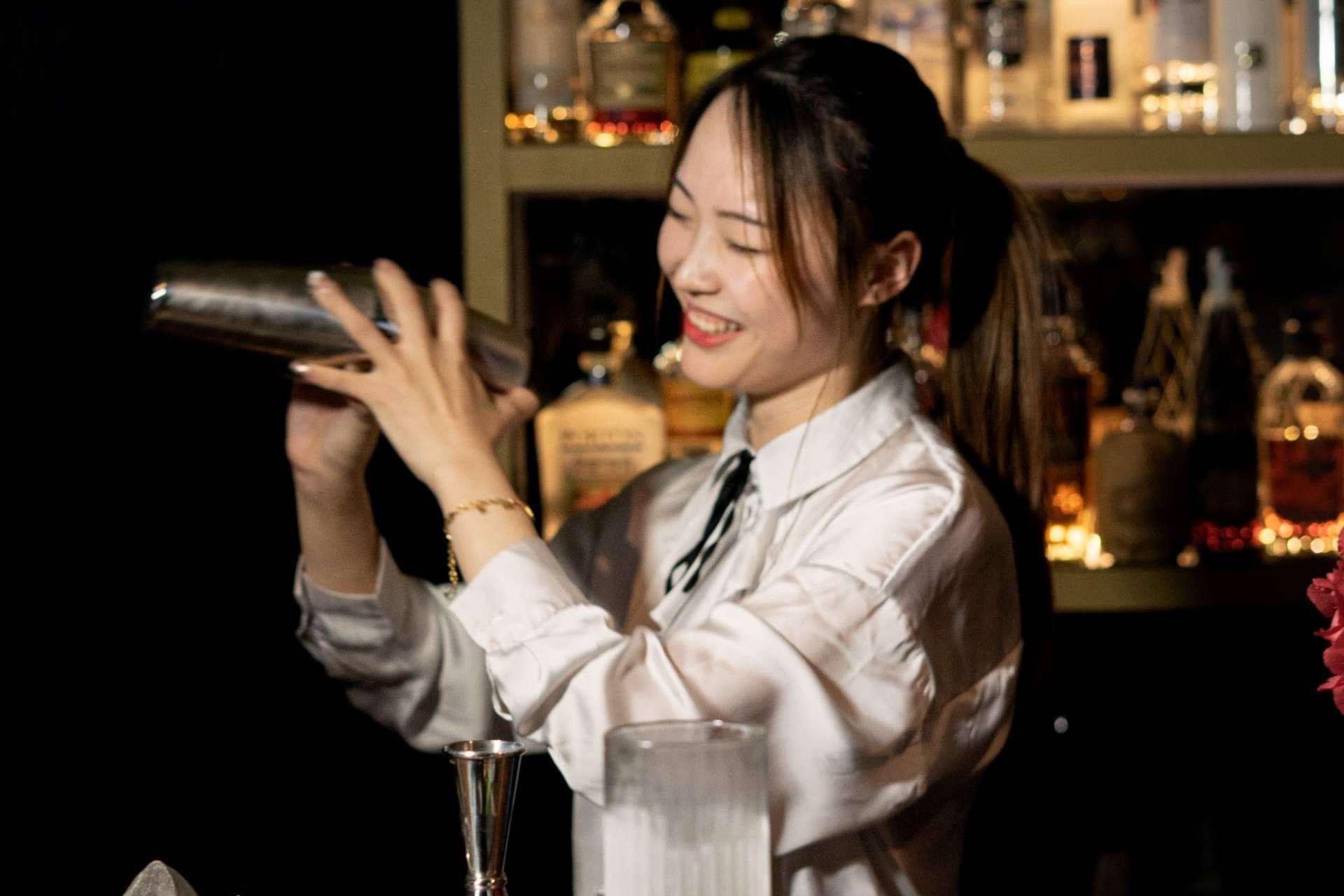 La Escuela de Coctelería de Madrid ofrece servicios de bartenders para eventos, a fin de ofrecer una experiencia auténtica al consumidor