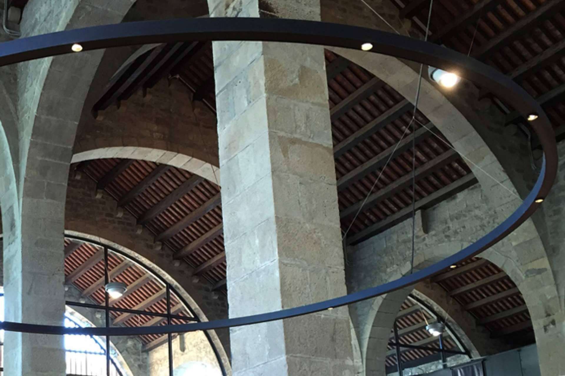 TR Huge dispone de lámparas gigantes para despuntar en proyectos