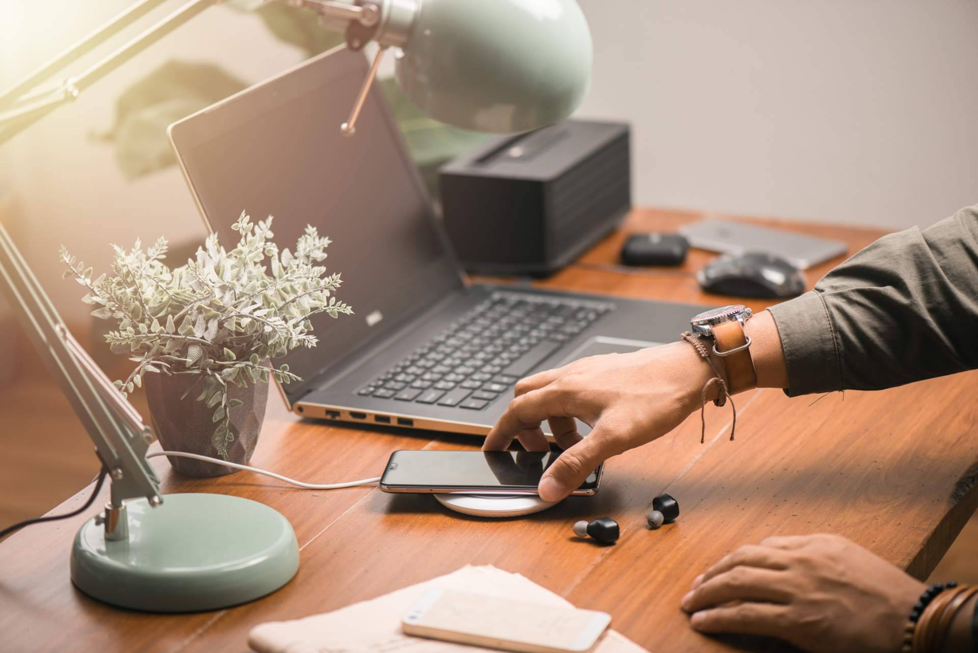 Cargadores inalámbricos personalizados como estrategia para generar engagement, por Ainos Publicidad