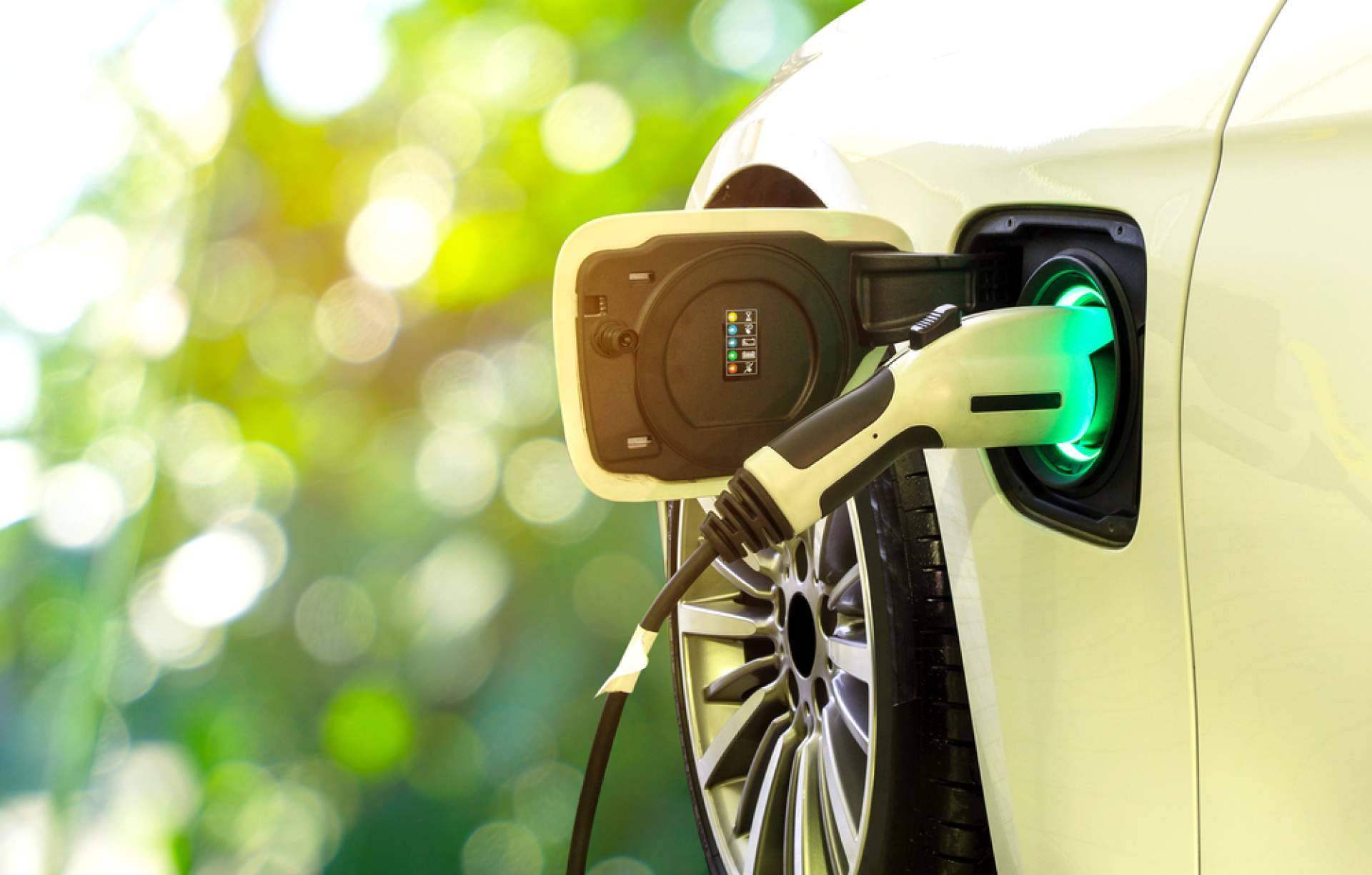 Los beneficios de instalar un punto de recarga para coches eléctricos en casa, con Solar Placa