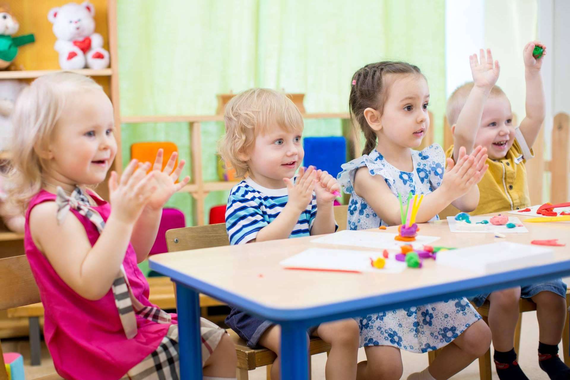 El mobiliario Montessori crea un ambiente ideal para fomentar el desarrollo de los niños pequeños