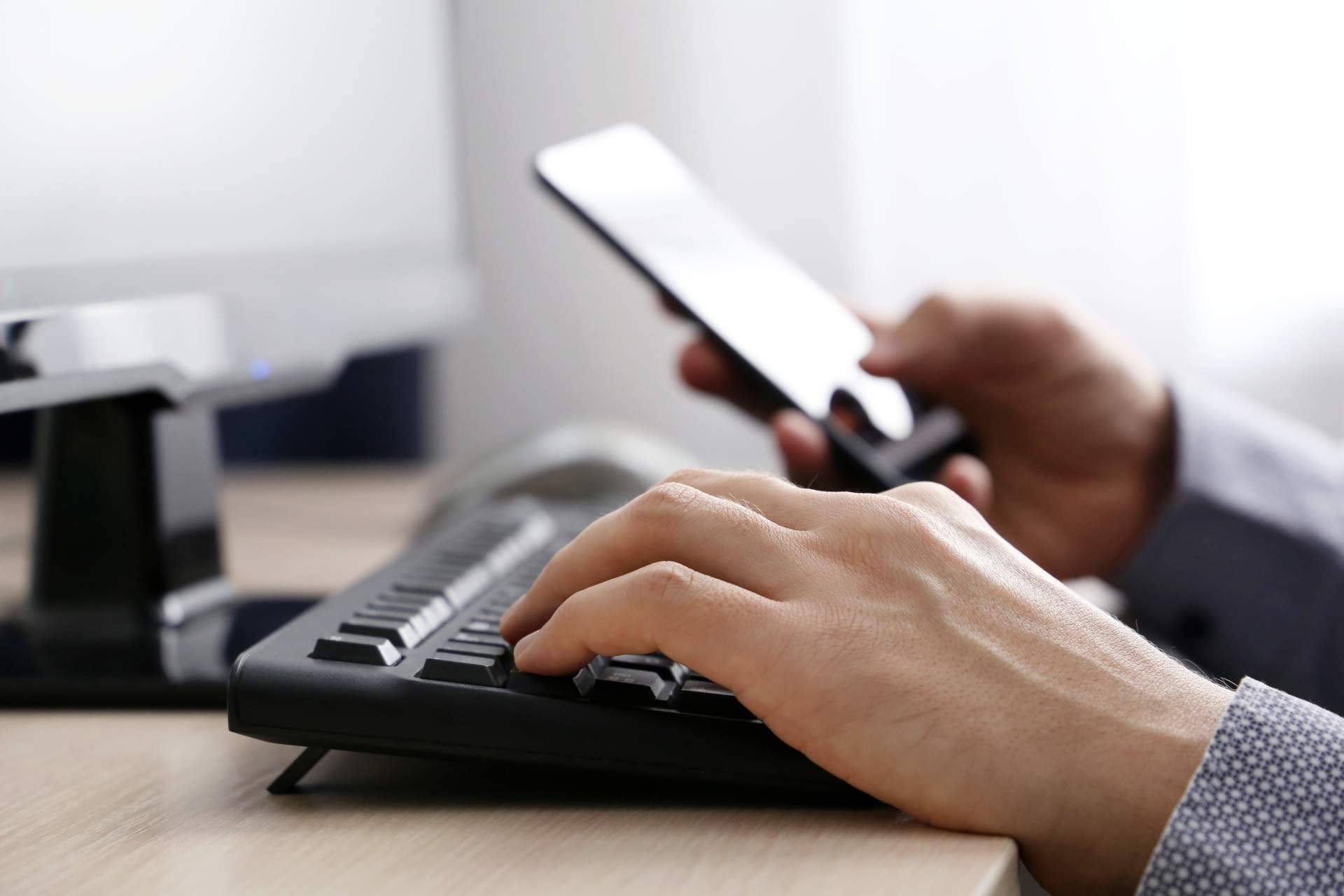 La herramienta que en 6 respuestas a un WhatsApp permite crear una tienda online y gestionar envíos, MercApp