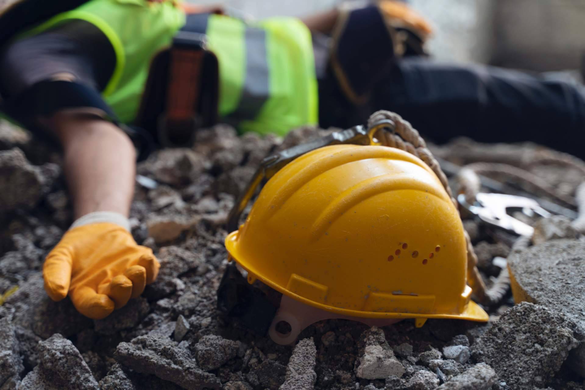Dispositivo de hombre muerto para cuidar de los trabajadores en actividades de riesgo, con Tracmi